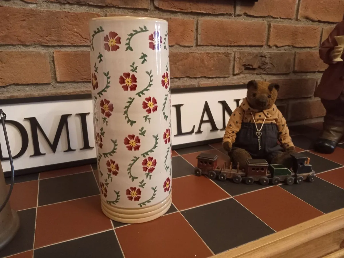 Mosse pottery tall vase. - Image 4