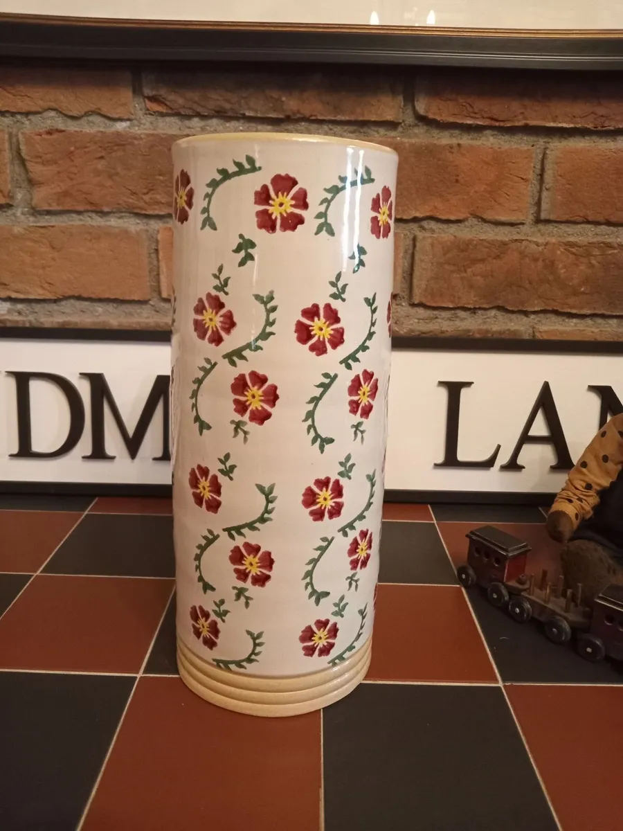Mosse pottery tall vase. - Image 1