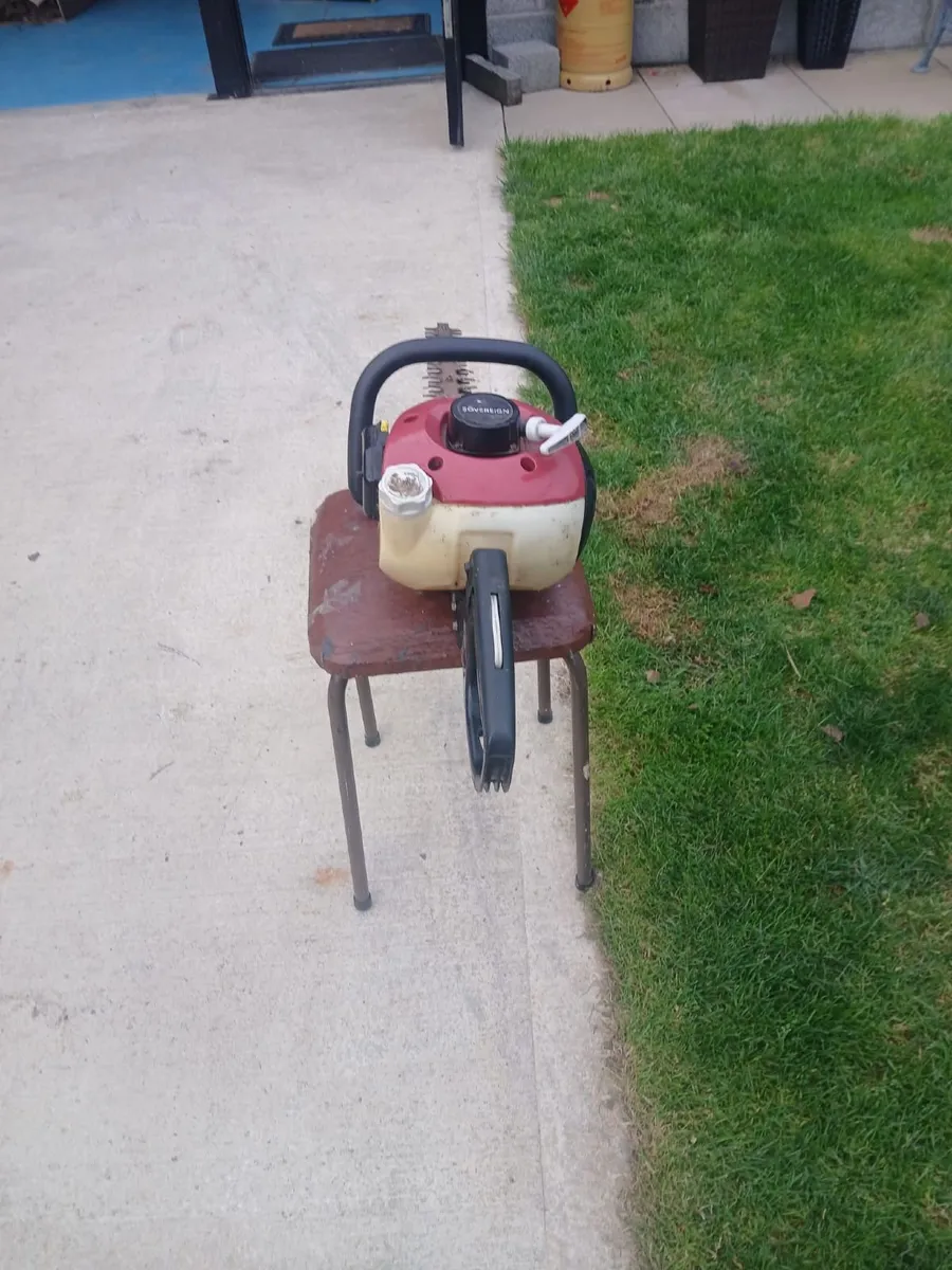 Garage clearout petrol hedge trimmer - Image 1