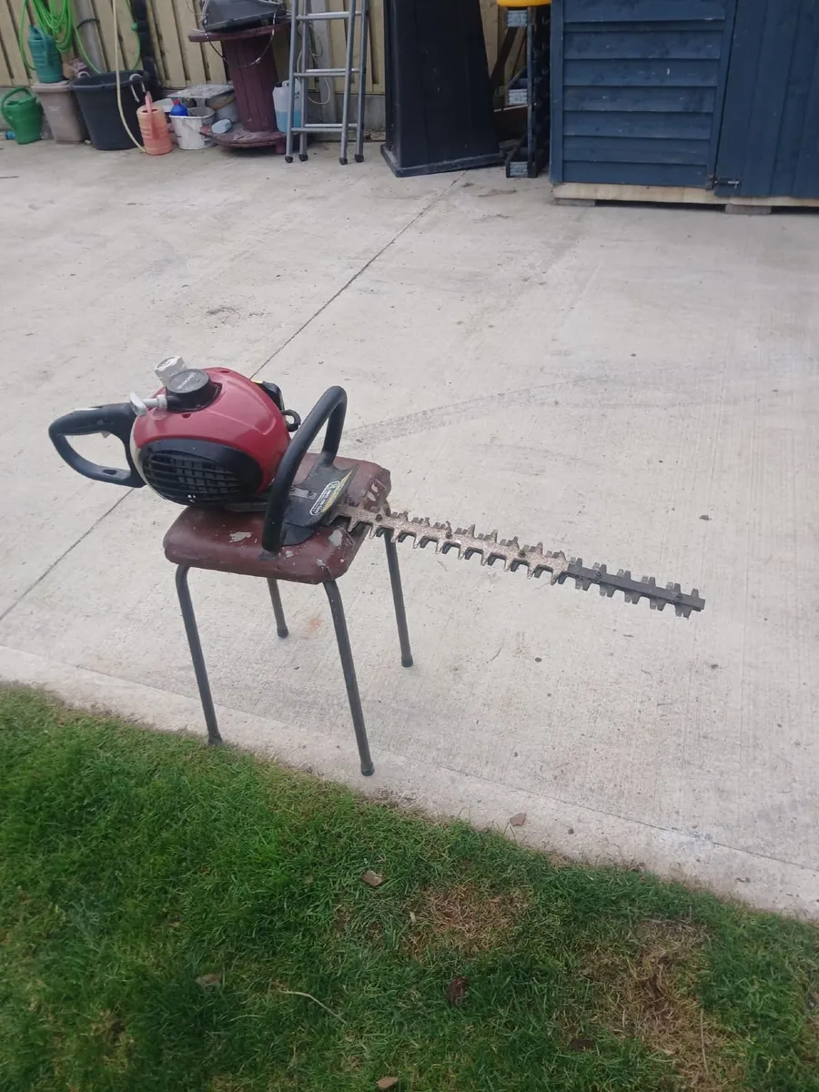 Garage clearout petrol hedge trimmer - Image 3