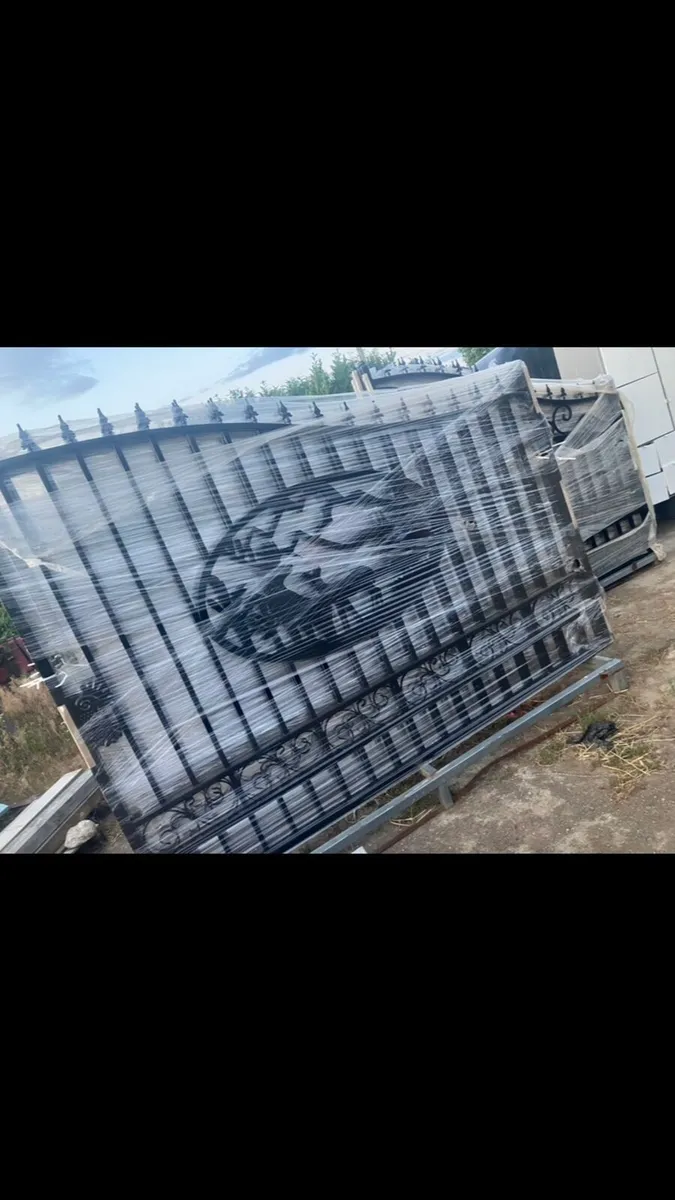 New entrance gates - Image 2