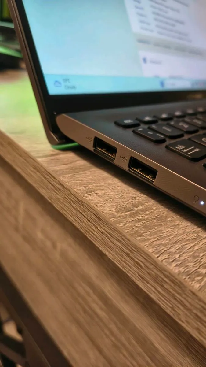 Asus Vivobook 15 / 12gb / Ryzen 5 - Image 3