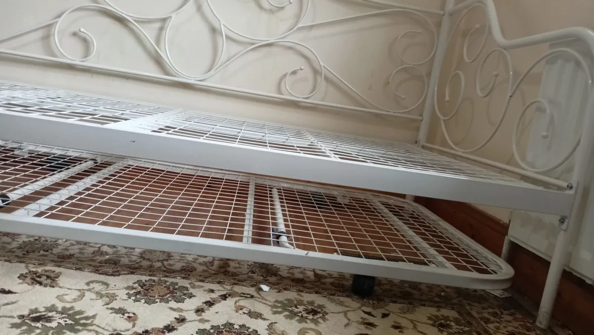 Day Bed with trundle - Good Condition - Image 4