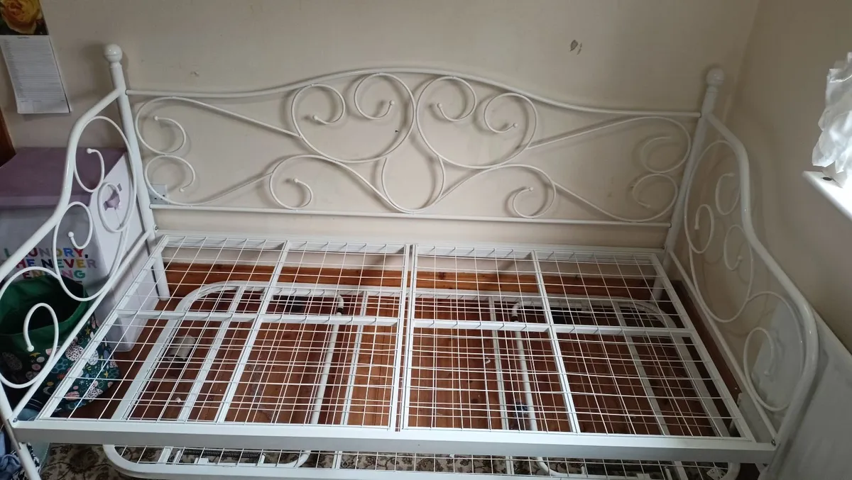 Day Bed with trundle - Good Condition - Image 1
