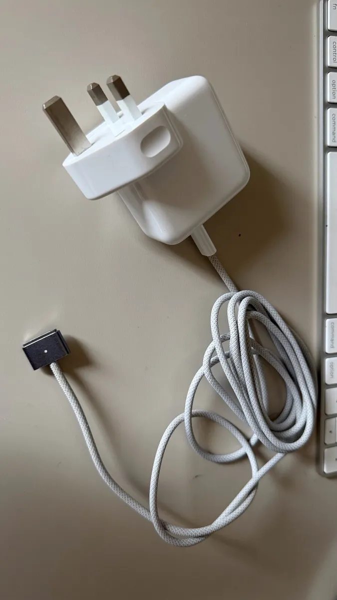 Apple 30W USB-C Power Adapter + Braided Cable - Image 4
