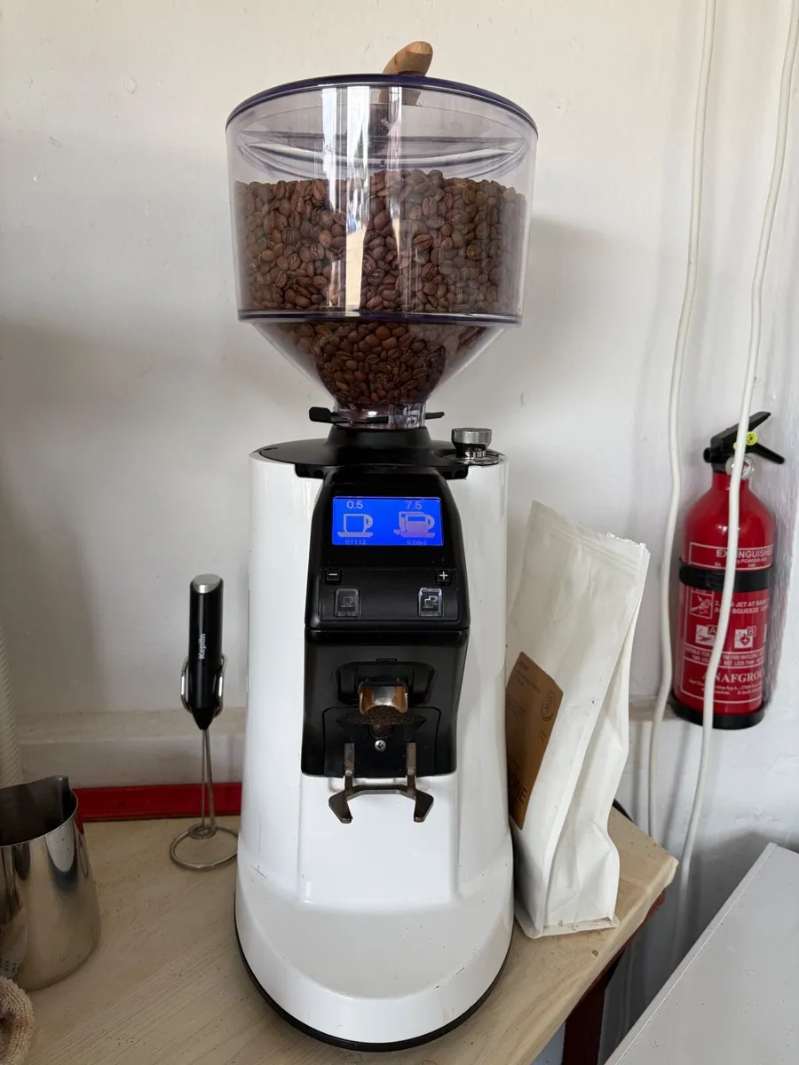 Commercial San Remo Zoe coffee machine & Grinder - Image 3