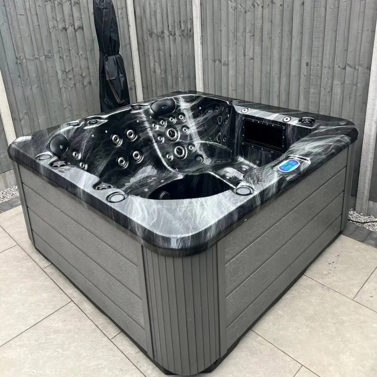 Free Shipping - New Vela Spa 6 Person Hot Tub - Image 1
