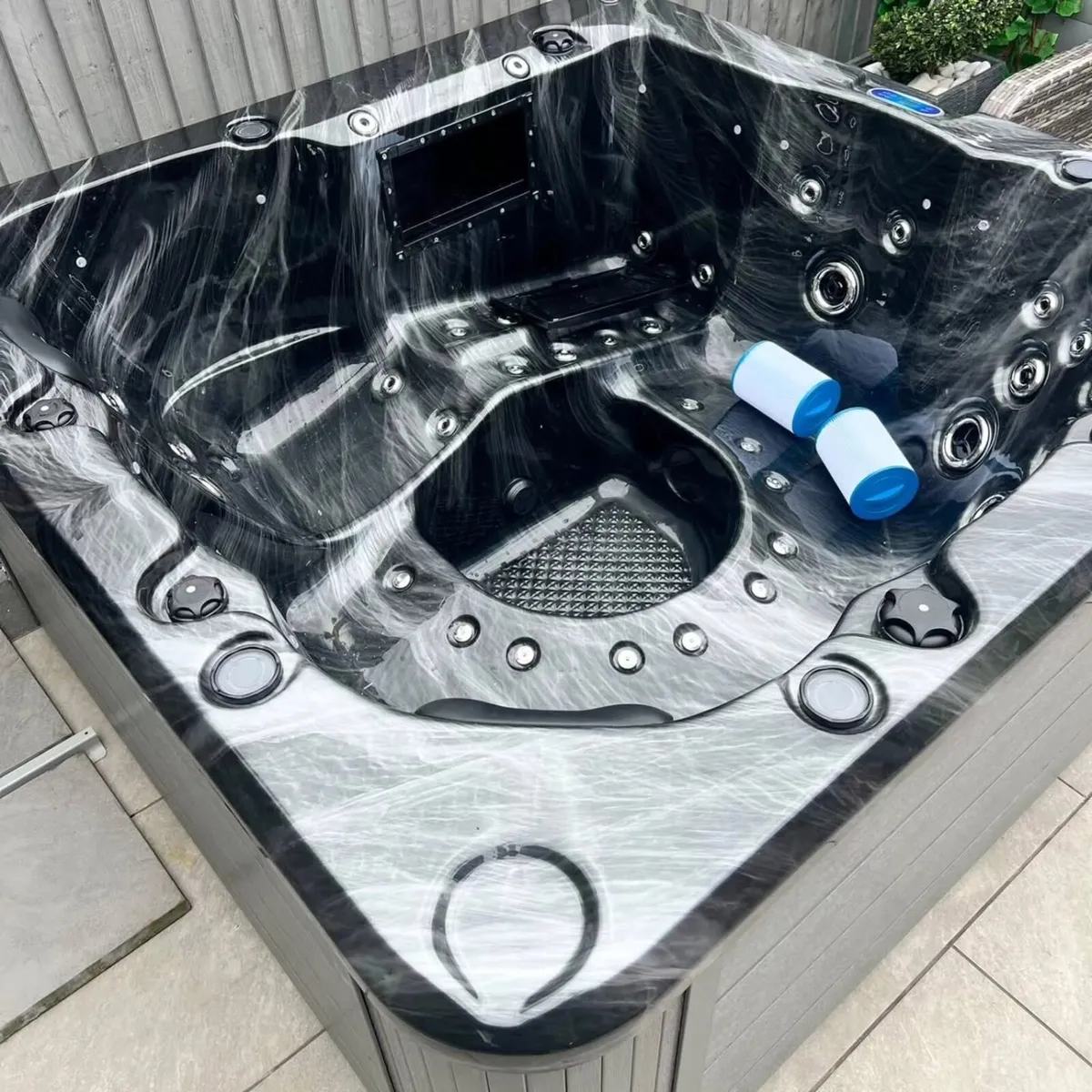 Free Shipping - New Vela Spa 6 Person Hot Tub - Image 2