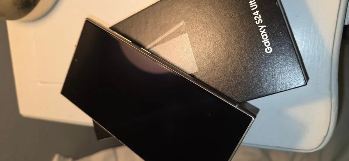 Samsung phone - Image 2