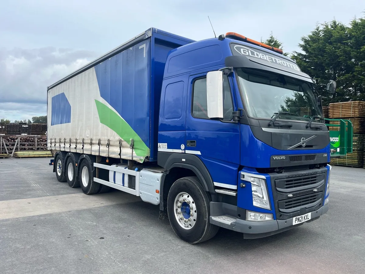 Volvo FM 8x4 Tridem Curtainside - Image 1