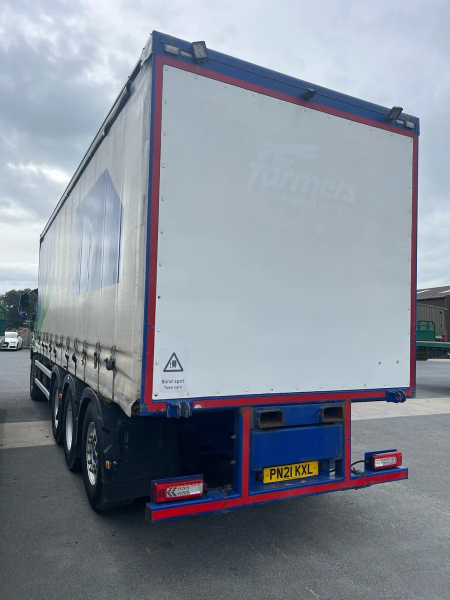 Volvo FM 8x4 Tridem Curtainside - Image 4