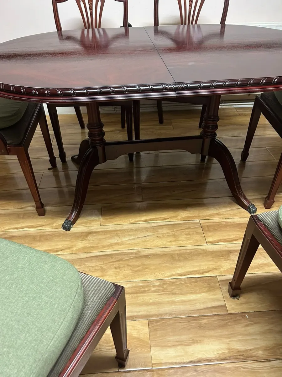 Table and 6 chairs - Image 1