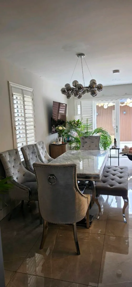 Dining table and chairs - Image 1