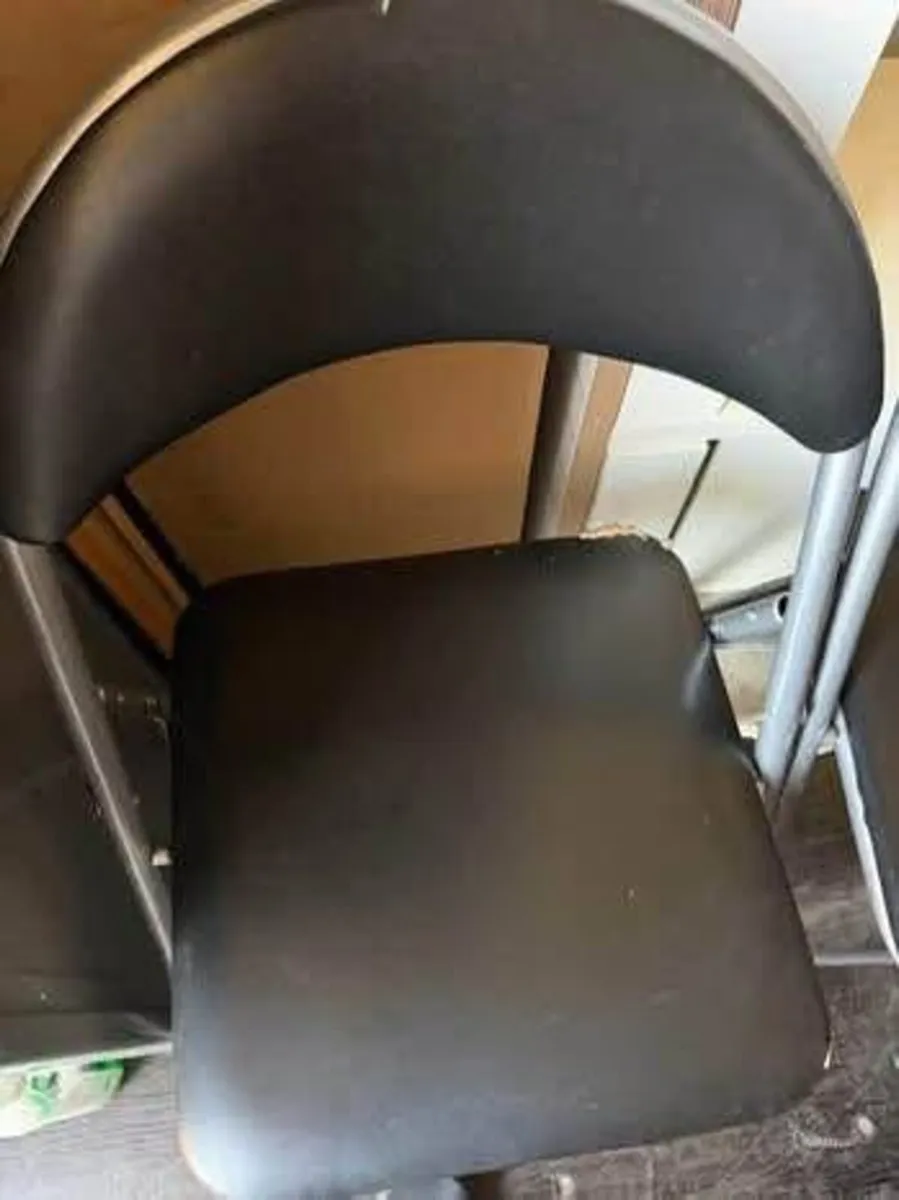 4 foldable chairs - Image 2