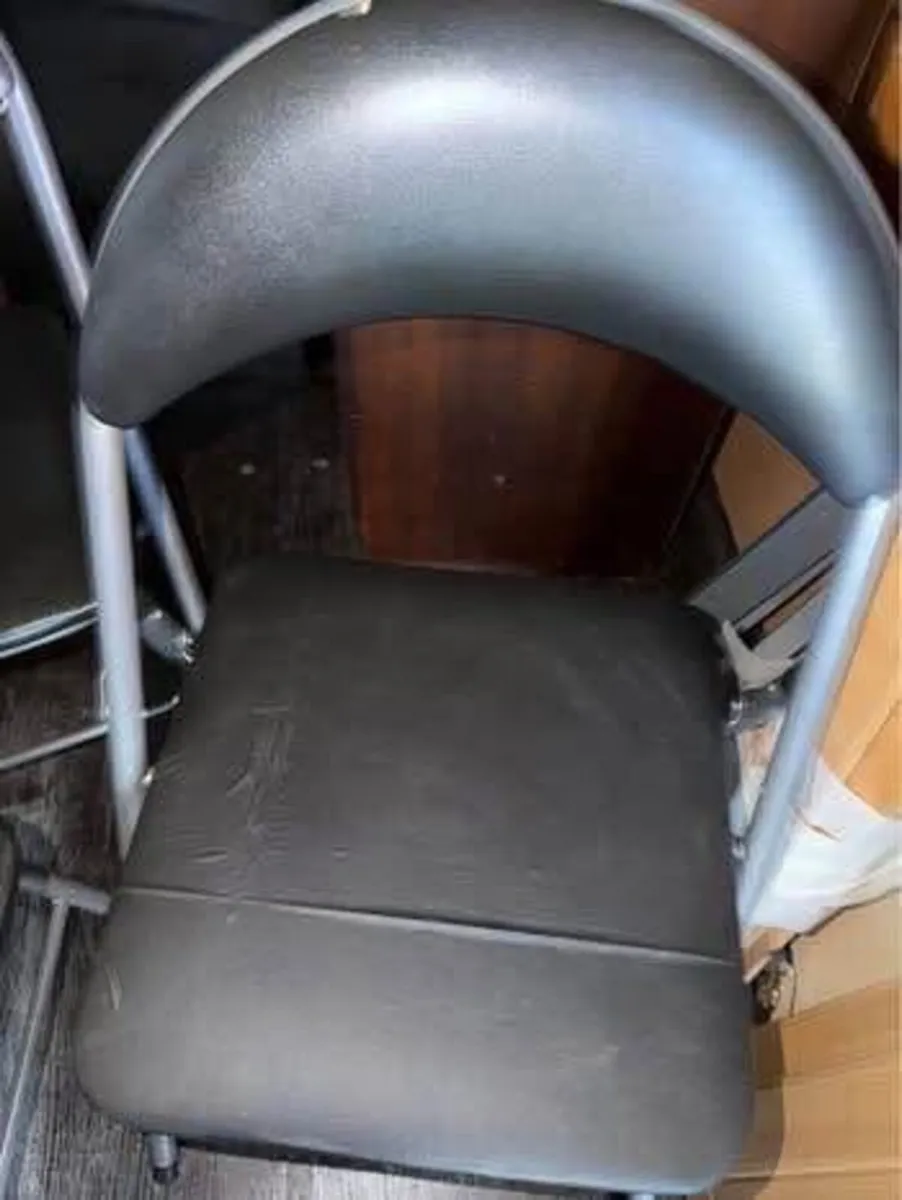 4 foldable chairs - Image 3