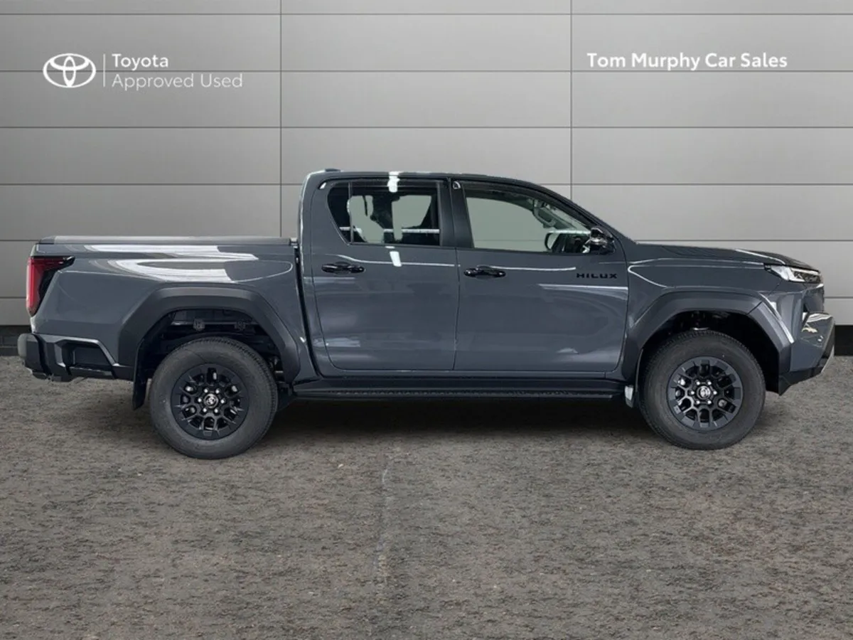 Toyota Hilux SR5 MHEV 2.8 D/Cab - Image 3