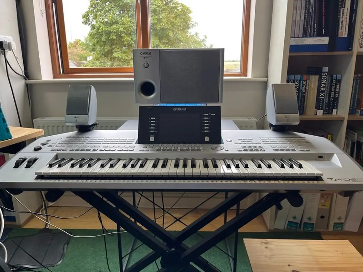 Yamaha Tyros 2 + Monitor Speakers