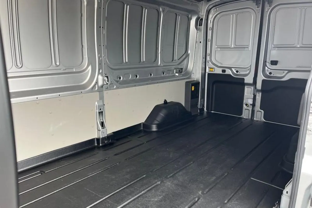 Ford E-Transit 350 Trend AUTO L3 H2 LWB Medium Roo - Image 4
