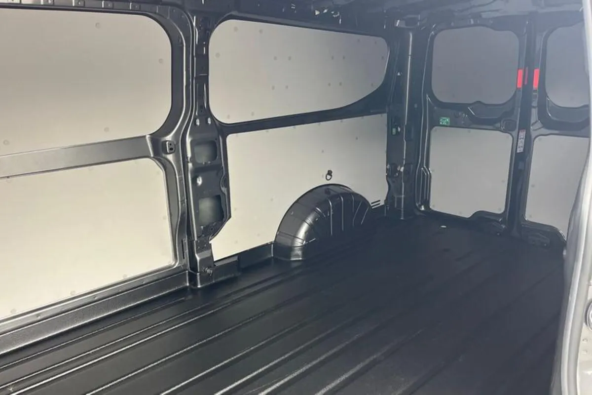 Ford Transit Custom 320 Limited AUTO L2 LWB FWD 2. - Image 4