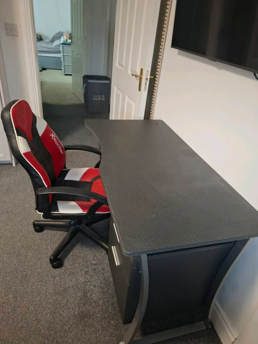 Desk and gamer chair - Image 2