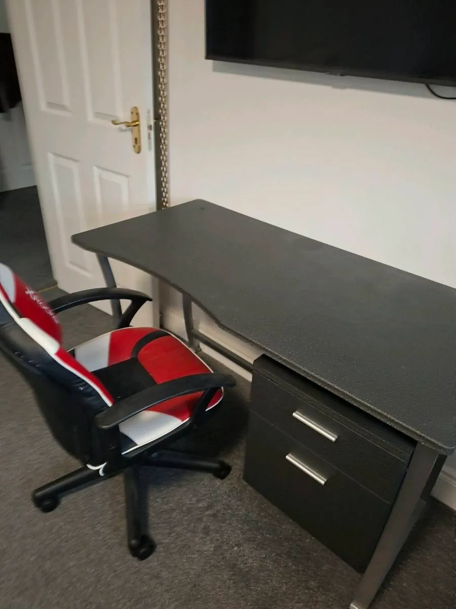 Desk and gamer chair - Image 3