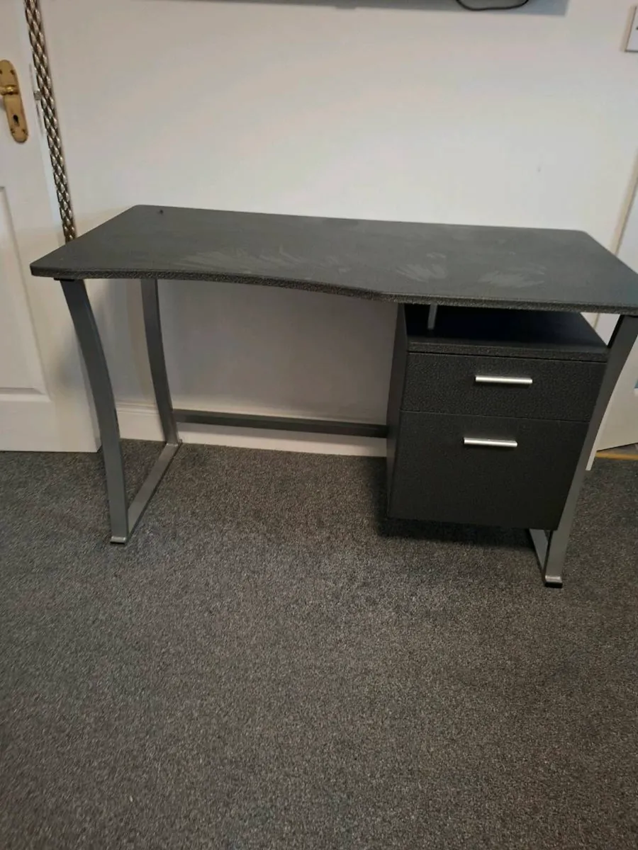 Desk and gamer chair - Image 1