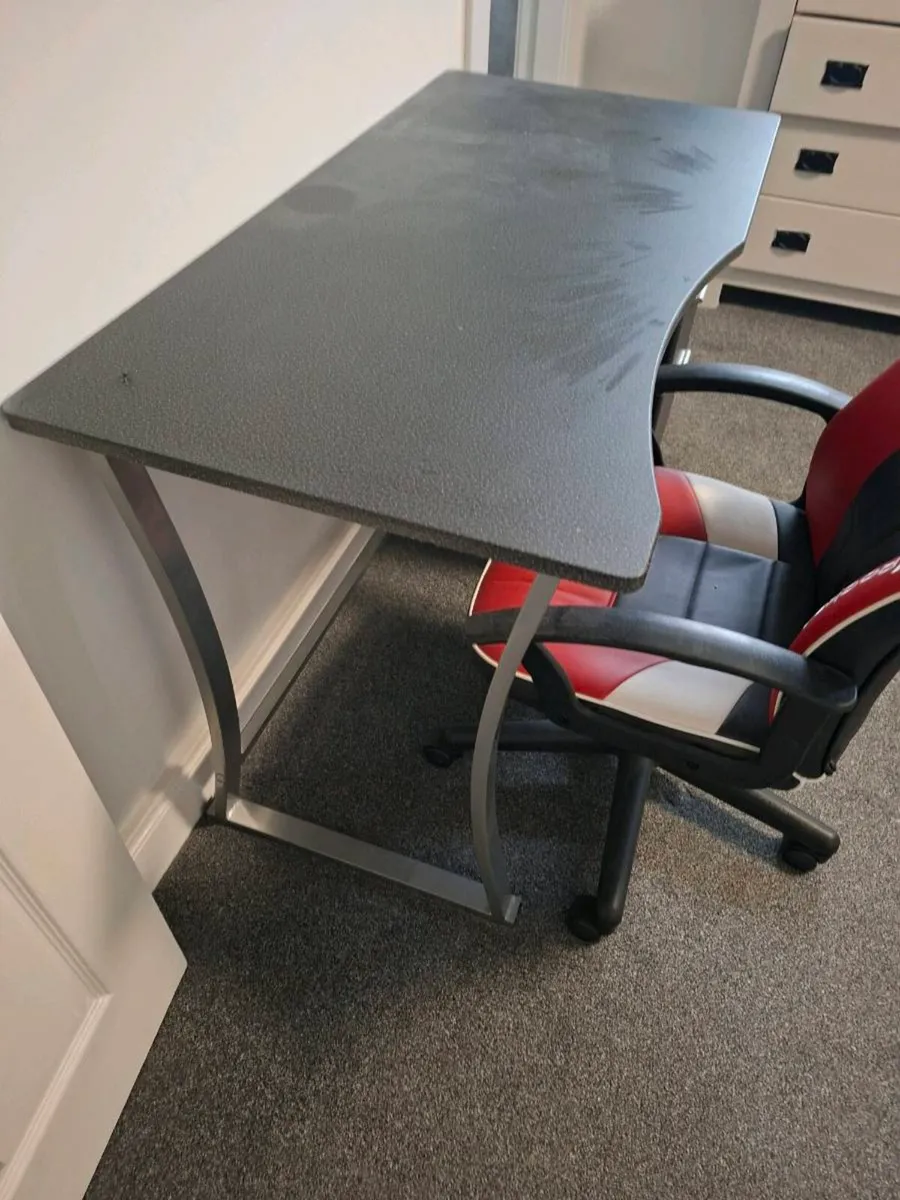 Desk and gamer chair - Image 4
