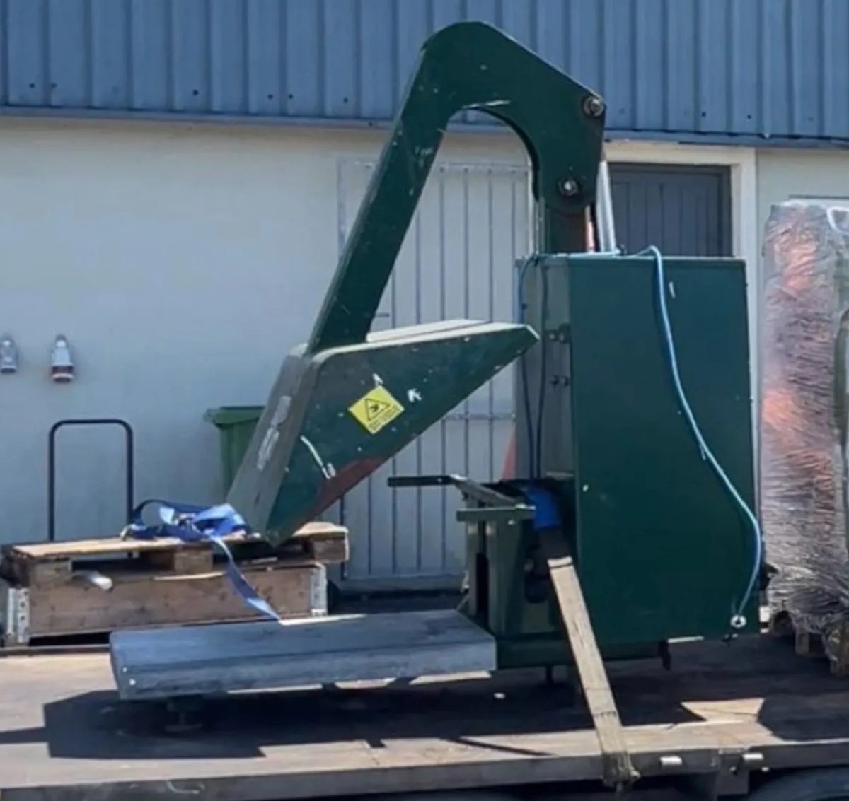 1100lts Bin compactor - Image 1