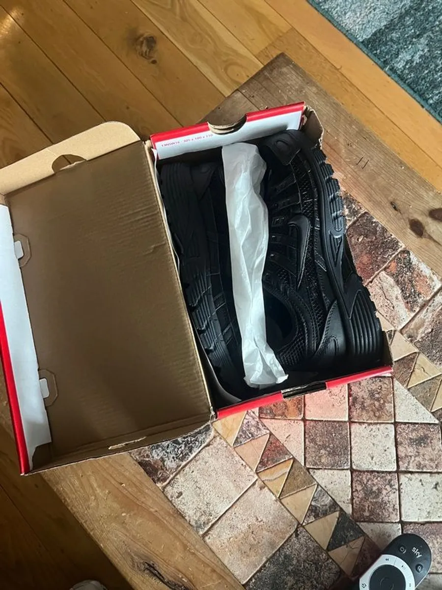 Nike trainers size UK 8 ( small fitting) probably more like a UK 7 - Image 2