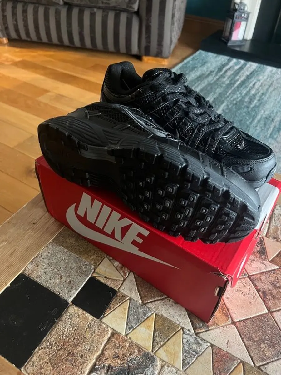 Nike trainers size UK 8 ( small fitting) probably more like a UK 7 - Image 3