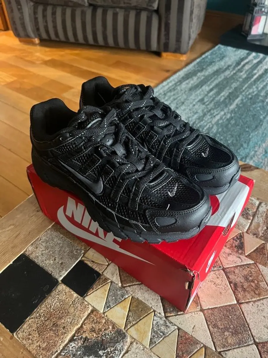 Nike trainers size UK 8 ( small fitting) probably more like a UK 7 - Image 4