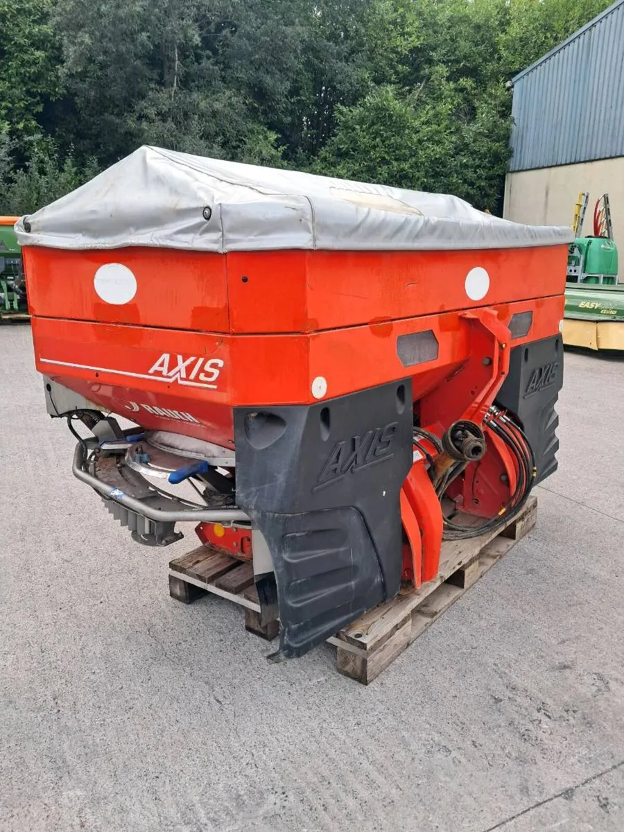 Kuhn Axis 30.1 Fertiliser Spreader - Image 4