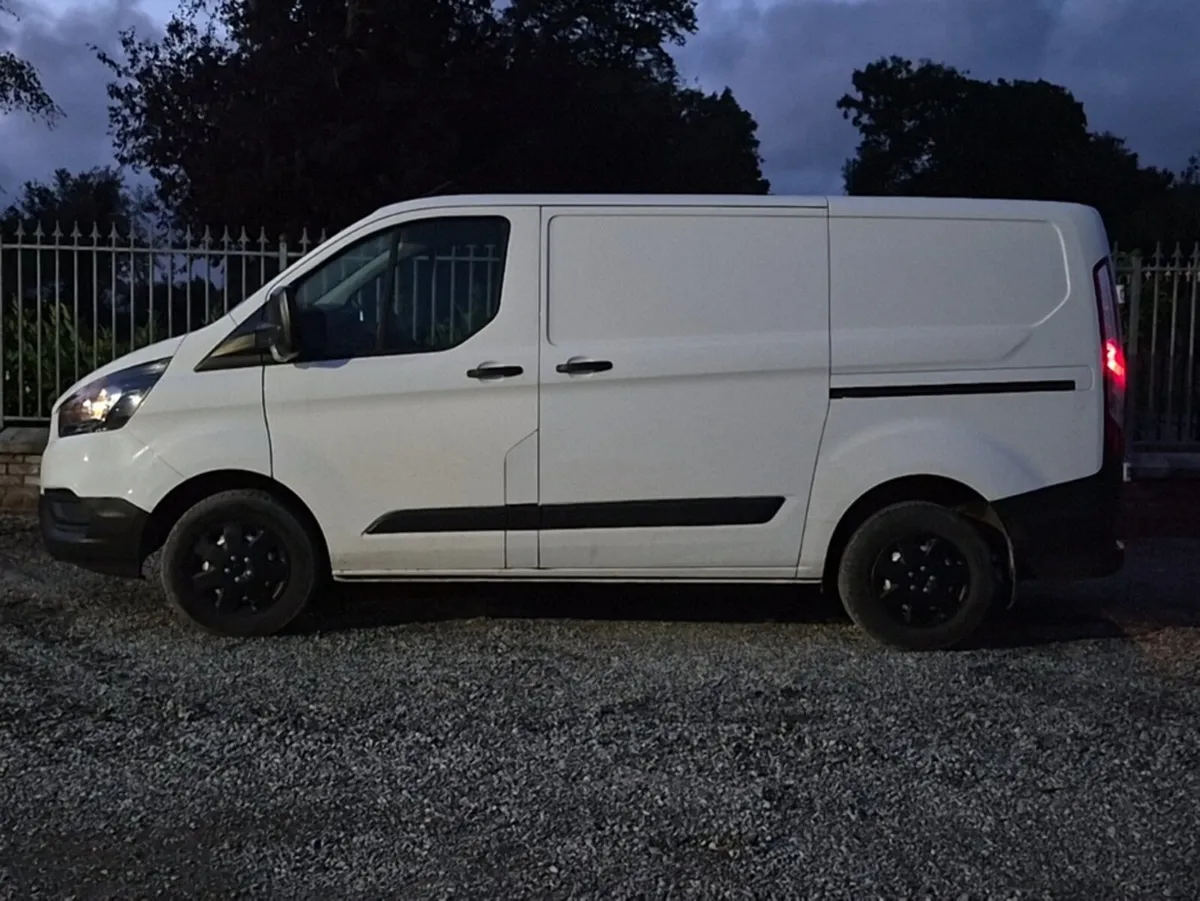 Ford Transit Custom 2.0 Diesel Van Small wheel bas - Image 4