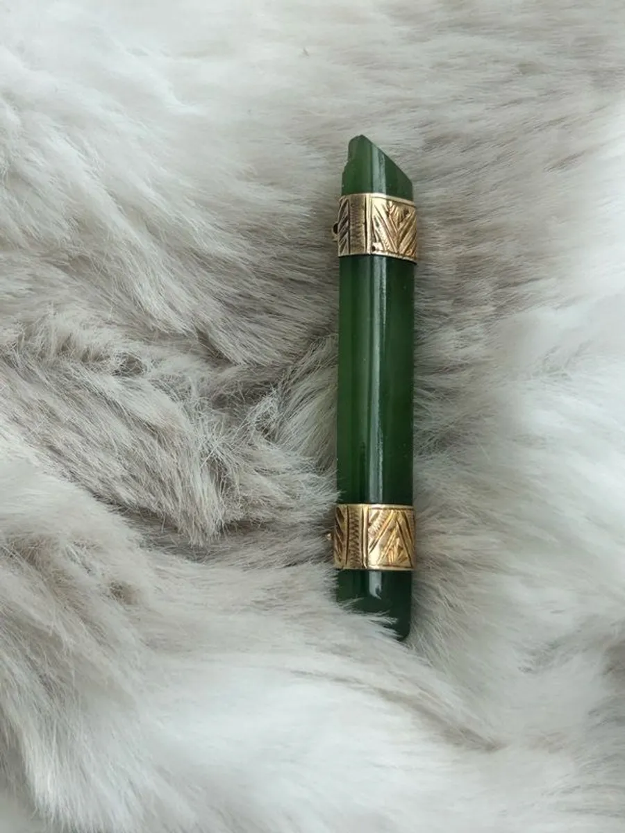 New Zealand Nephrite Jade and 9K Gold brooch - Image 1
