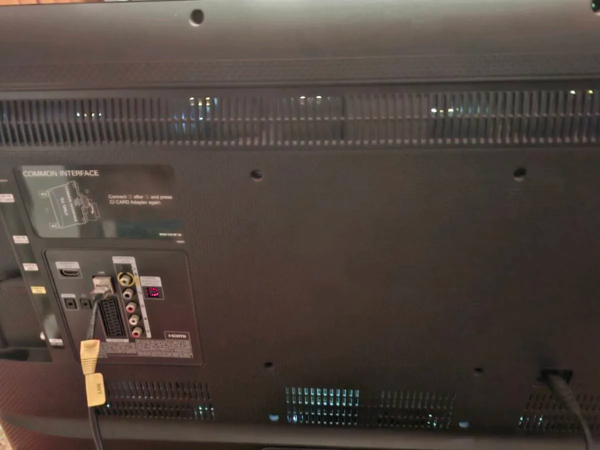 40 INCH SMART TV - Image 2