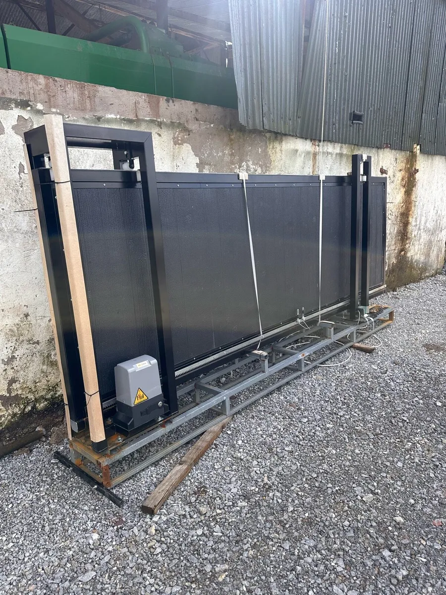 Cantilever  entrance gate - Image 1