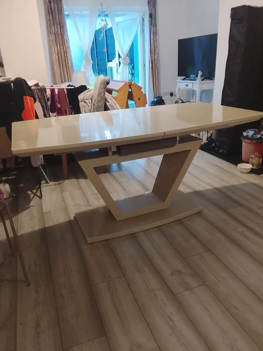 Cream extendable dining room table mint condition - Image 1