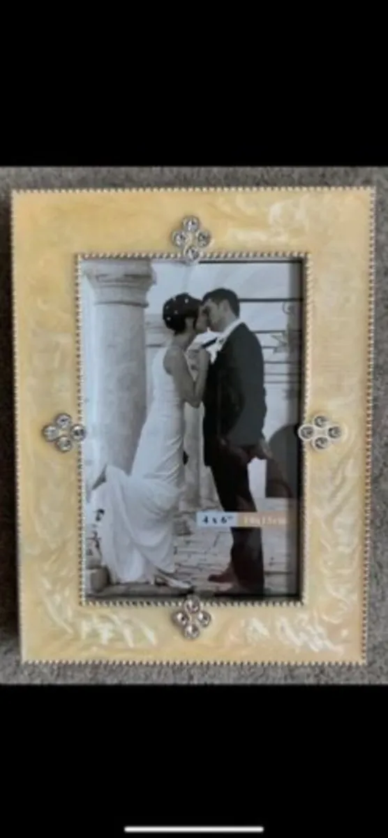 NEW Stunning Cream & Rhinestone 4x6 Photo Frame - Image 1