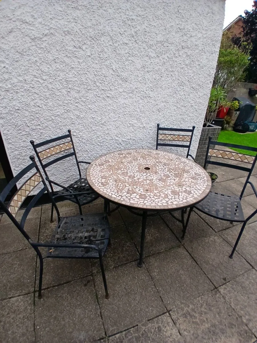 Round Garden table x 4 chairs - Image 1