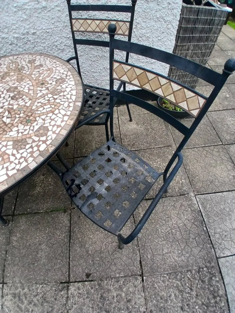 Round Garden table x 4 chairs - Image 3