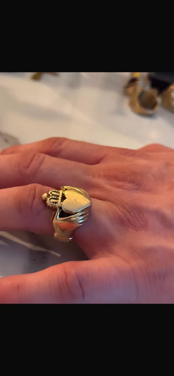 9ct gold claddagh one of a kind - Image 2