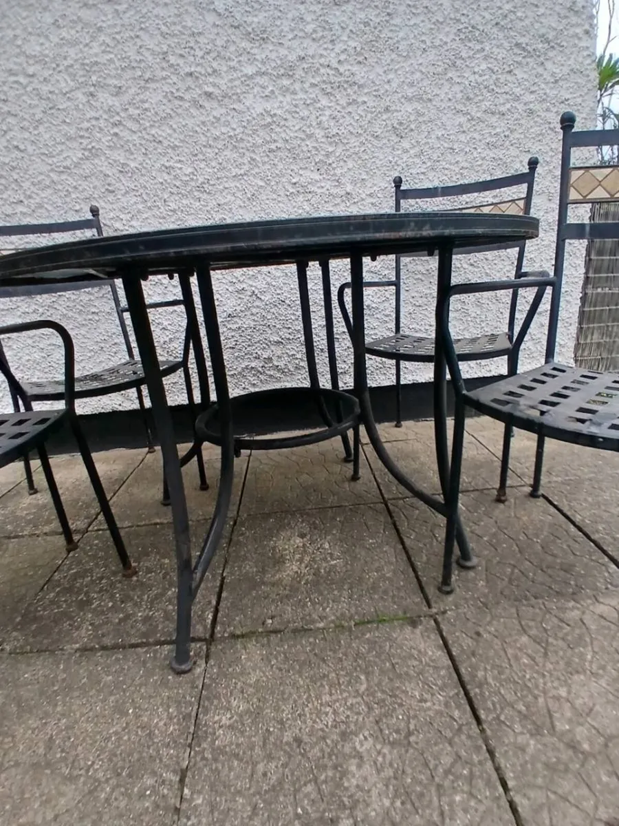 Round Garden table x 4 chairs - Image 4