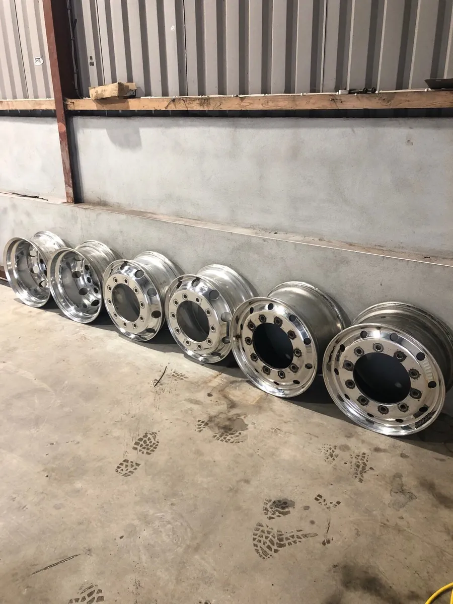 Alcoa alloy wheels - Image 1
