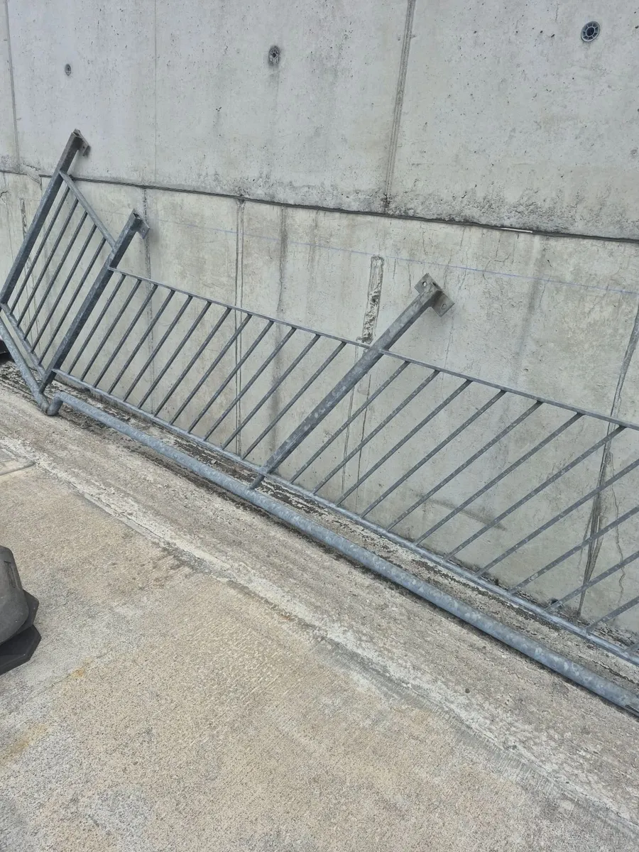 Stairs railing - Image 1