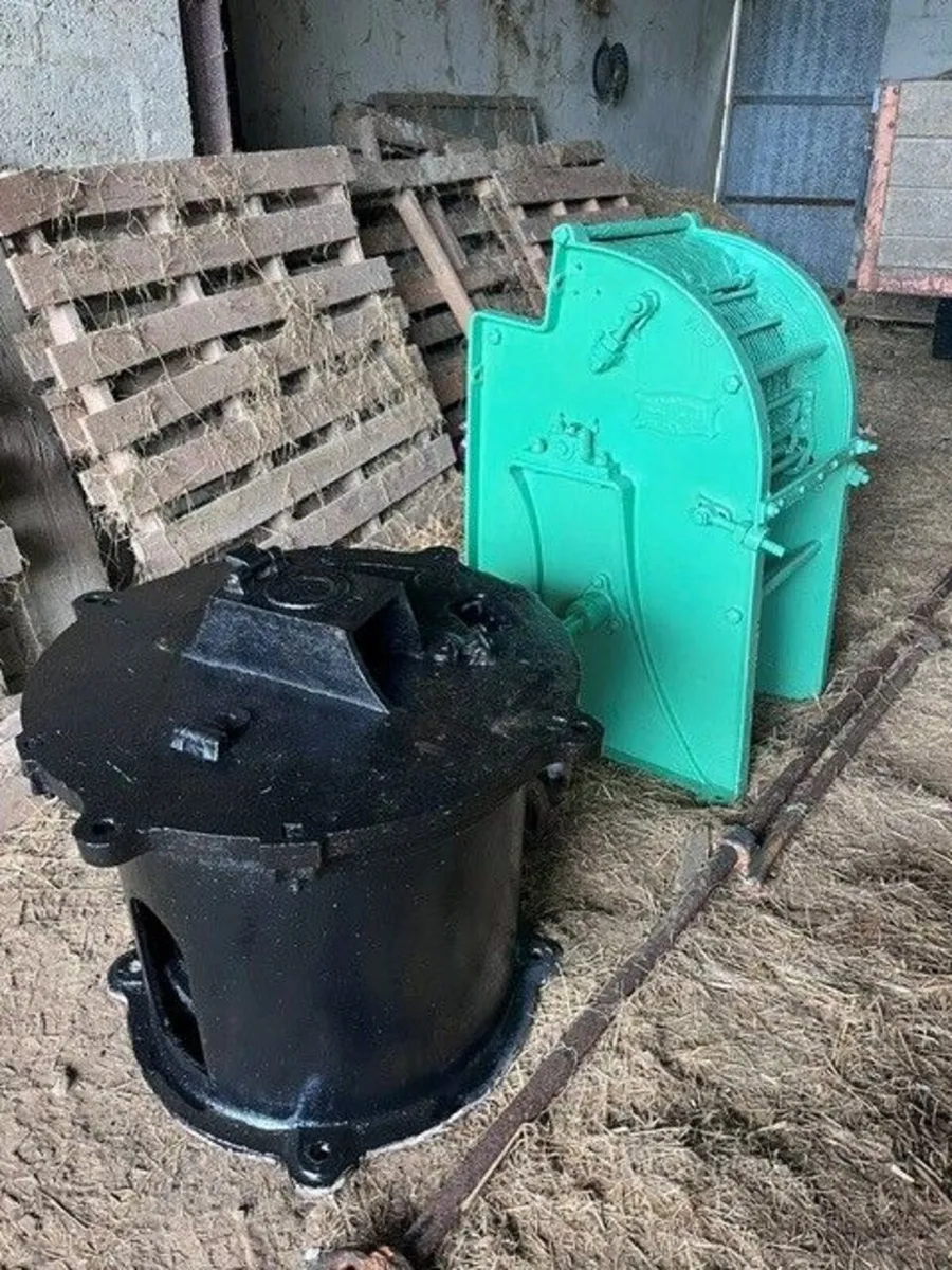 Vintage Horse Thresher & Pot - Image 1