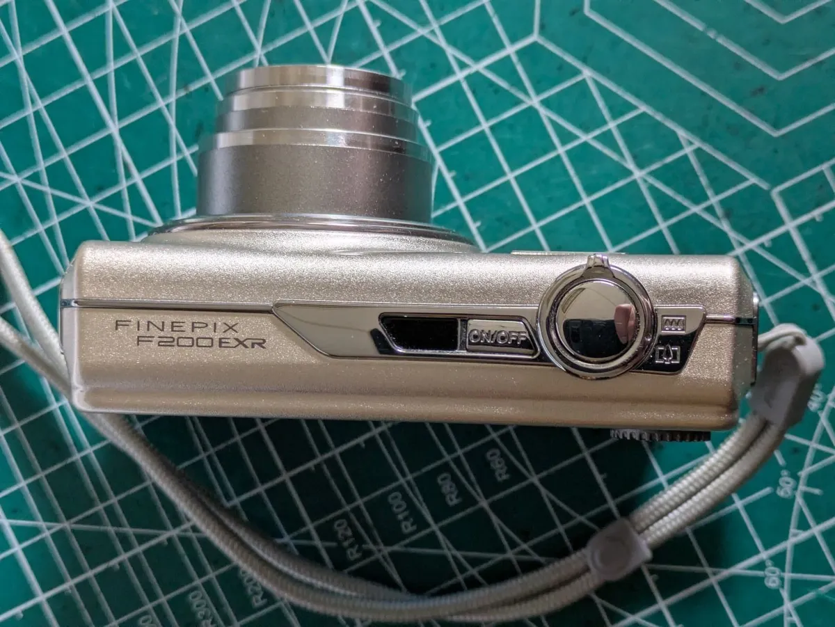 Fujifilm F200EXR 12MP SuperCCD🌈 compact 📸 - Image 4