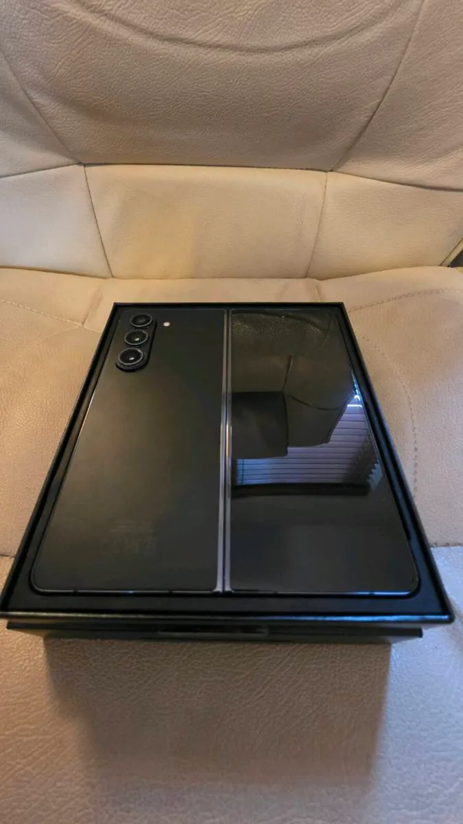 Samsung Galaxy Z Fold5  512GB  Excellent Condition - Image 2