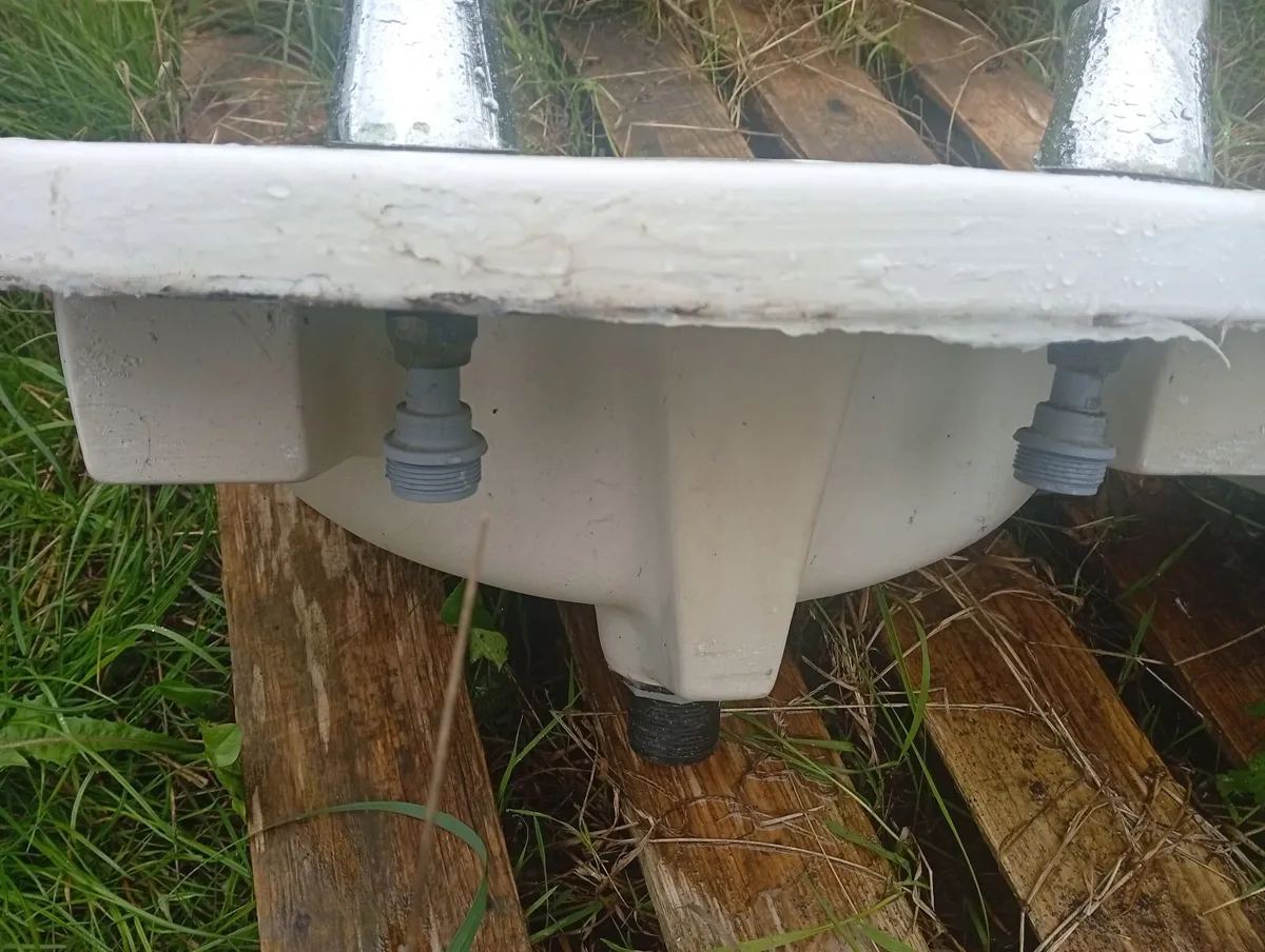 Taps and sink - Image 1