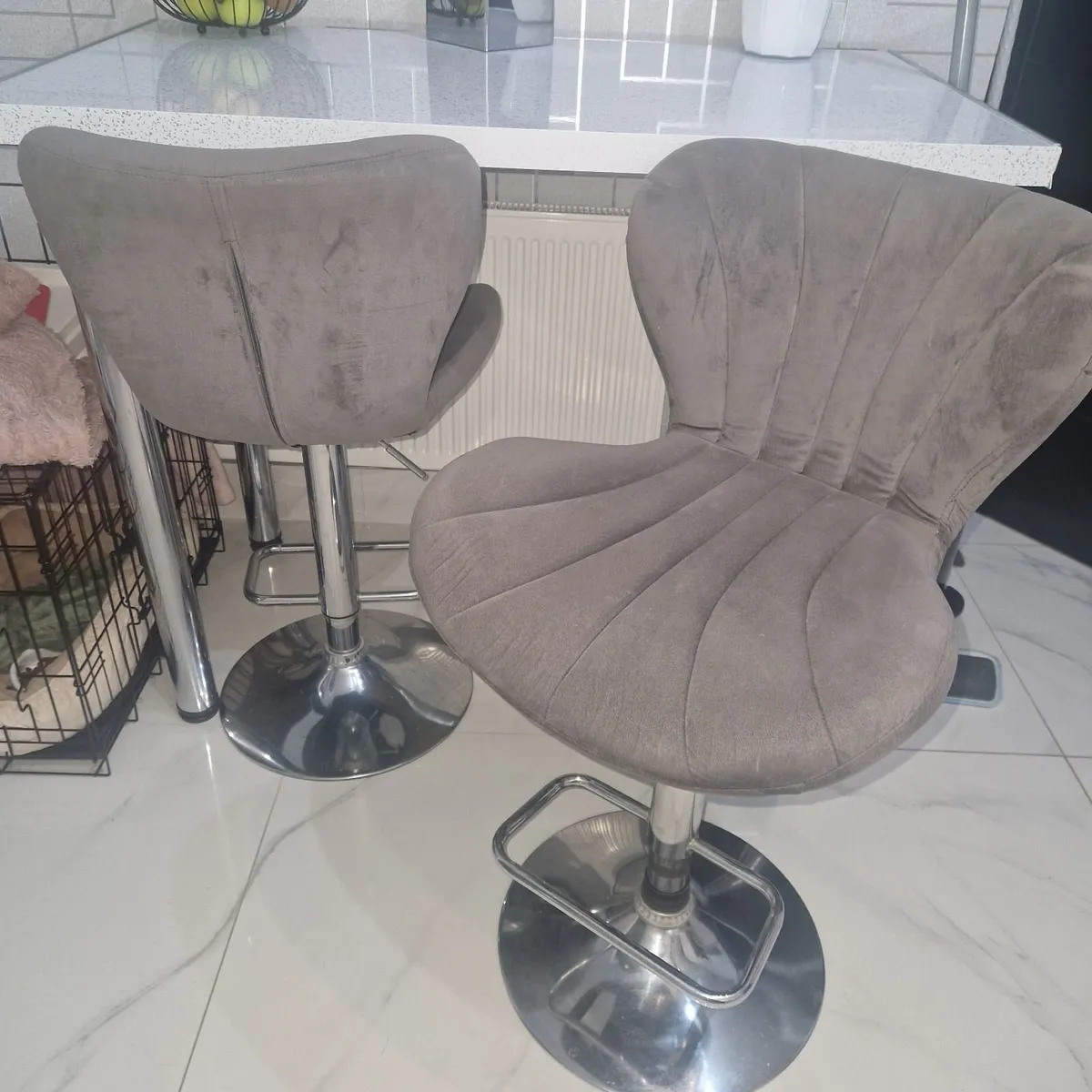 Breakfast bar and 2 velvet bar stools - Image 3