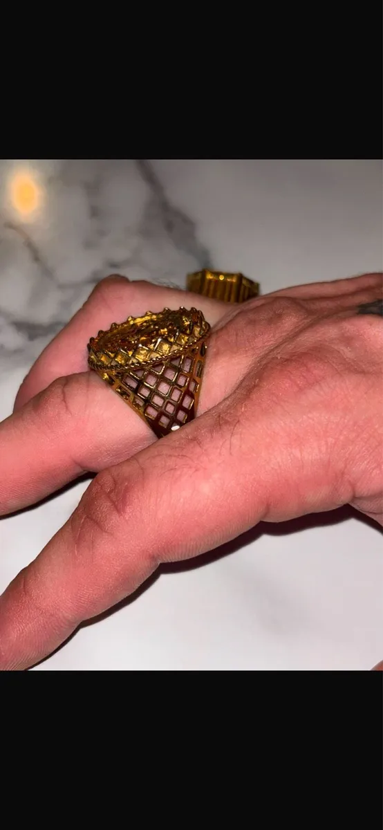 2 9ct gold plated sovereign rings - Image 4
